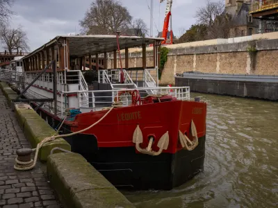 Light barge with modular spaces