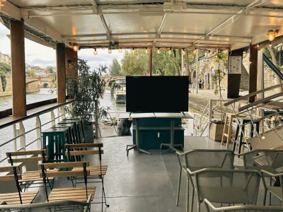 Light barge with modular spaces