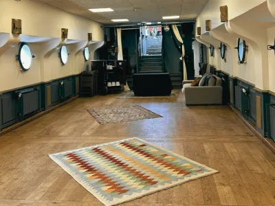 Light barge with modular spaces