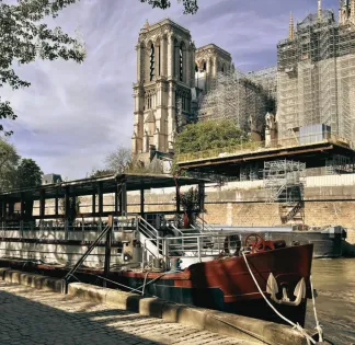 Light barge with modular spaces