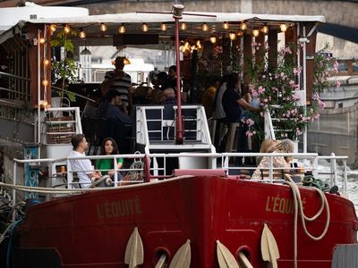 Light barge with modular spaces