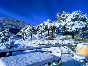 Alpine Venue with Panoramic Lake Views and Terrace