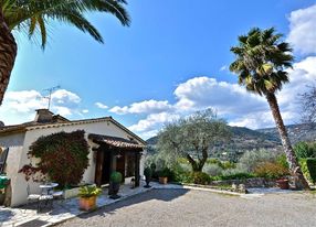 Bastide (140m2) with swimming pool and jacuzzi in the heart of a century-old olive grove