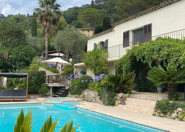 Bastide (140m2) with swimming pool and jacuzzi in the heart of a century-old olive grove