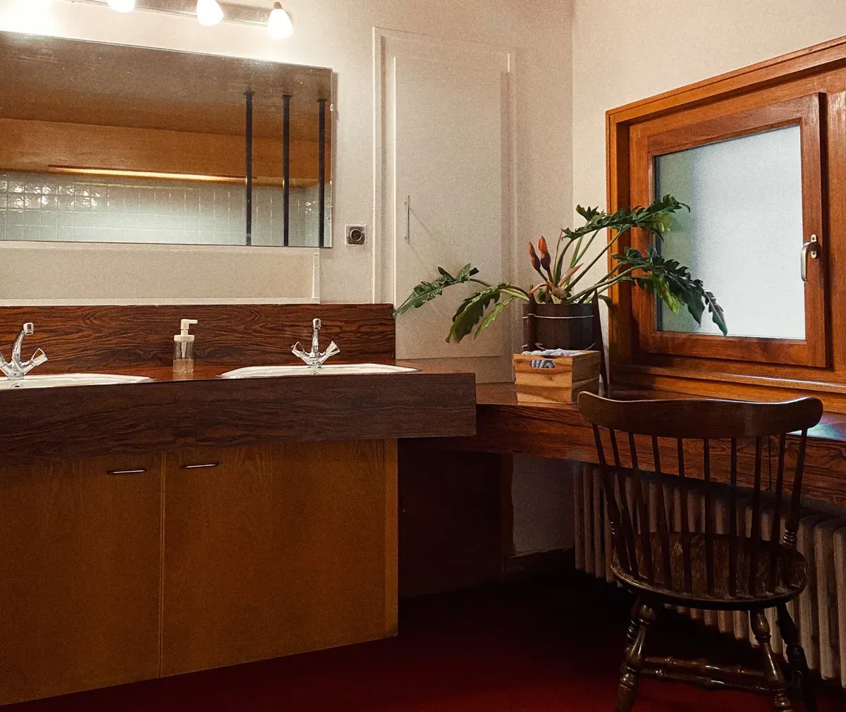Vintage architect-designed chalet facing the Mont Blanc chain