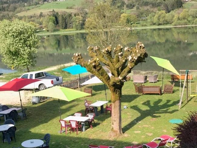 Hôtel-restaurant au bord de l'eau