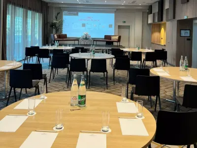 Plenary room for up to 200 people