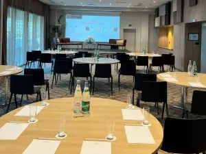 Salle plénière pouvant accueillir jusqu'à 200 personnes