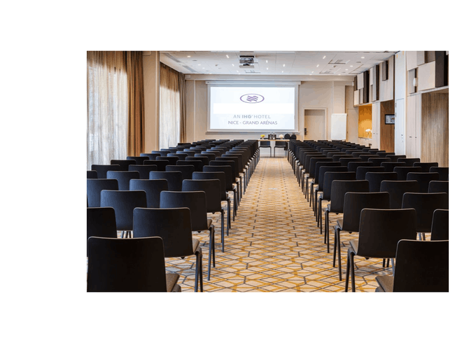Salle plénière pouvant accueillir jusqu'à 200 personnes