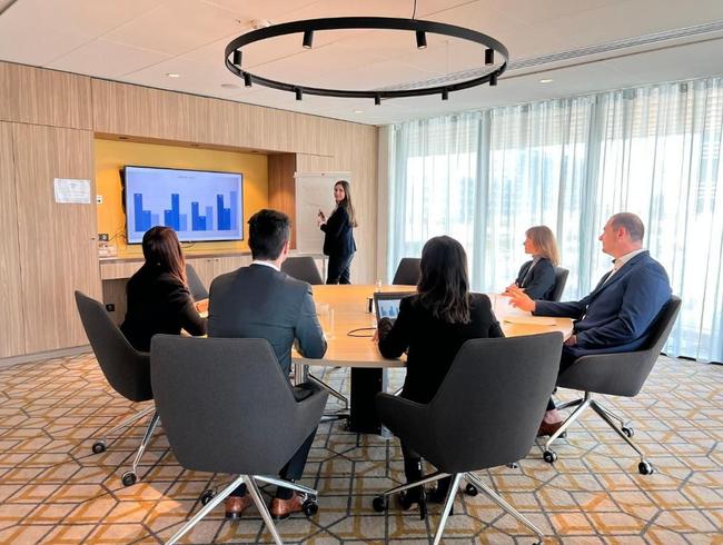 Salle de séminaire en table ronde