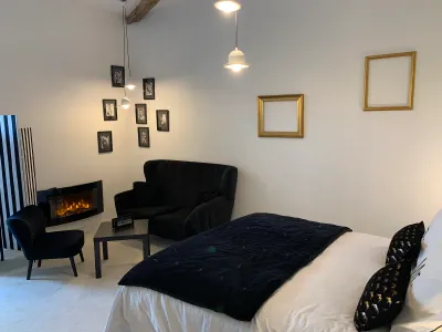 Beautiful House with Terrace, Garden & Pool for Events in Hiersac