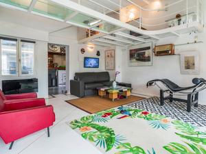 Bright, soundproofed "pocket" loft