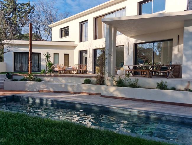 200m² contemporary house 5 minutes' walk from the village