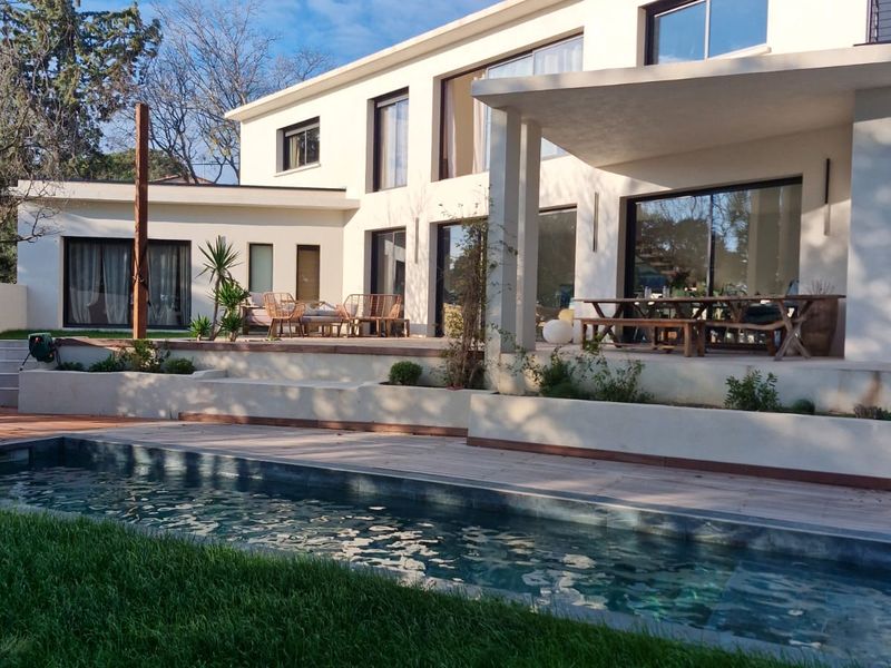 200m² contemporary house 5 minutes' walk from the village