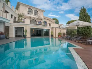Magnifique villa surplombant le village.