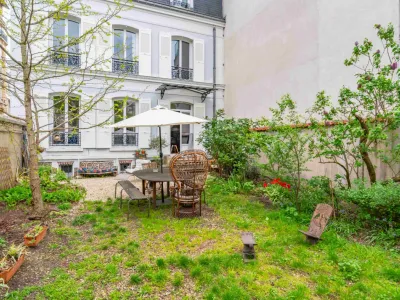 Bourgeois-style house with garden just 200m from Paris