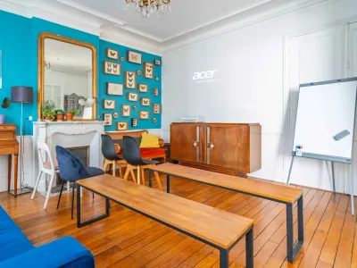 Bourgeois-style house with garden just 200m from Paris