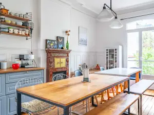 Bourgeois-style house with garden just 200m from Paris