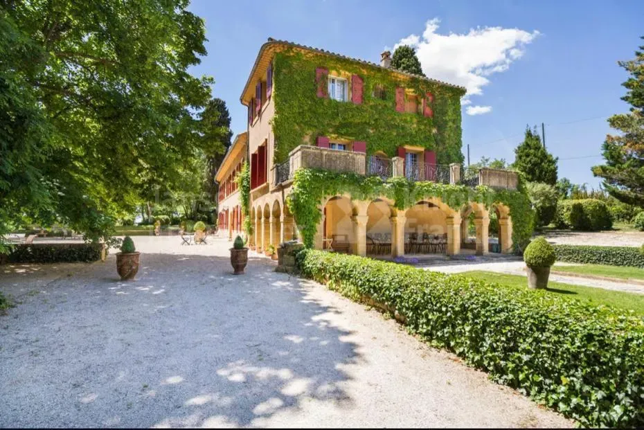 Domaine Privé de 7 Hectares avec Jardins Remarquables pour Événements à Aix-en-Provence