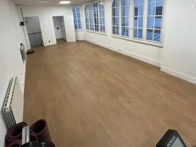 Reception room located at the back of the courtyard, in a duplex