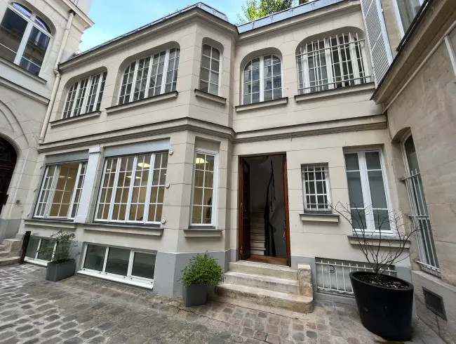 Reception room located at the back of the courtyard, in a duplex