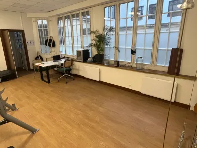 Reception room located at the back of the courtyard, in a duplex