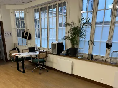 Reception room located at the back of the courtyard, in a duplex