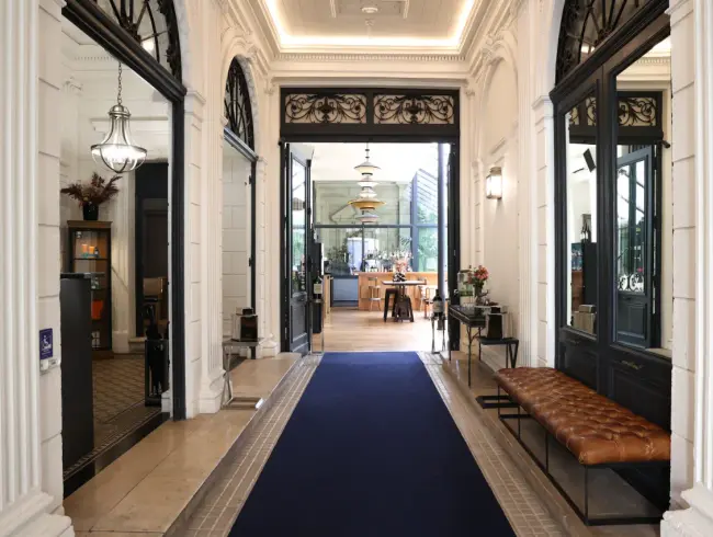 A 5-star hotel lounge for your meetings and events
