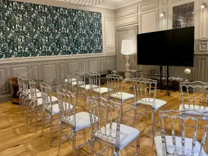 A 5-star hotel lounge for your meetings and events