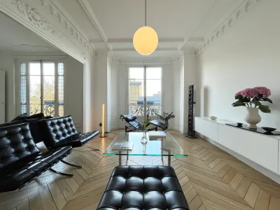 Spacious Haussmanian flat with minimalist decor