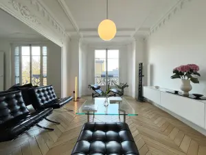 Spacious Haussmanian flat with minimalist decor