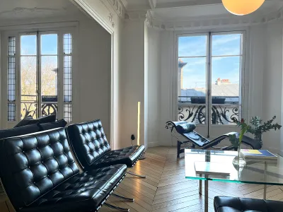 Spacious Haussmanian flat with minimalist decor