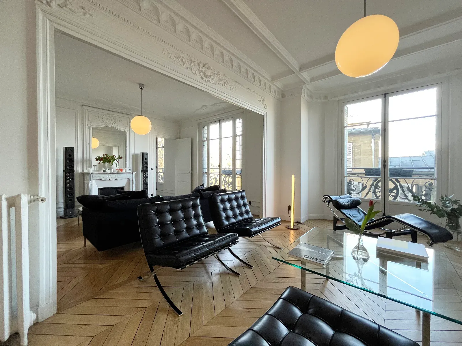 Spacious Haussmanian flat with minimalist decor