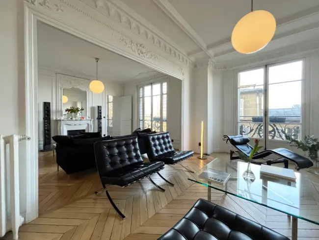 Spacious Haussmanian flat with minimalist decor