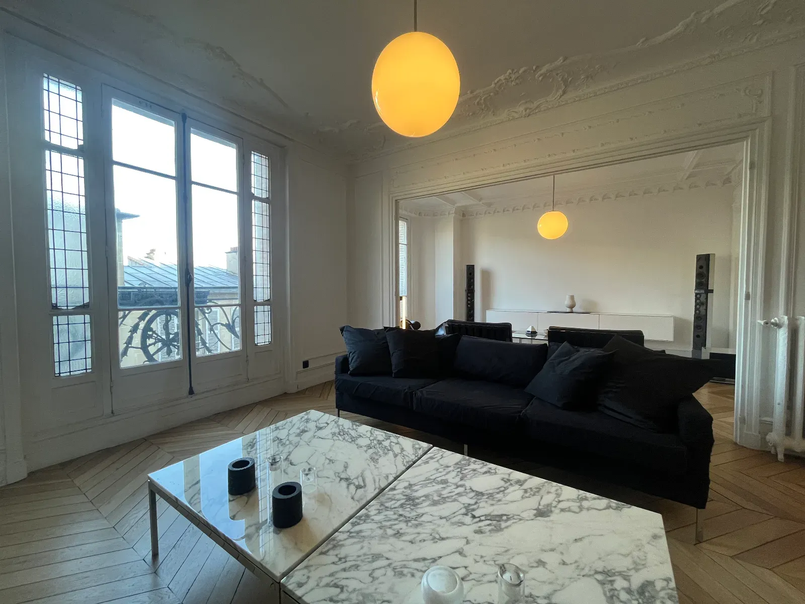 Spacious Haussmanian flat with minimalist decor