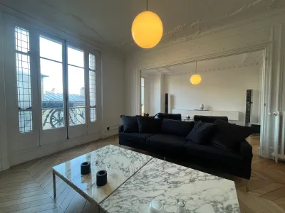 Spacious Haussmanian flat with minimalist decor