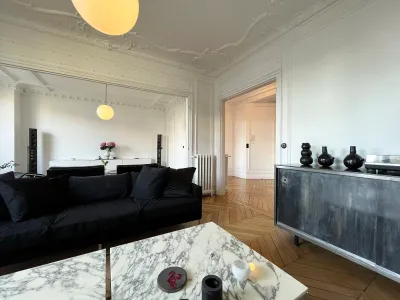 Spacious Haussmanian flat with minimalist decor