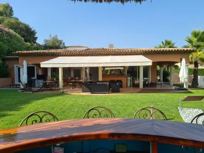 Tropical garden with full outdoor kitchen, leisure bungalow