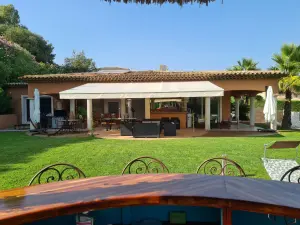 Tropical garden with full outdoor kitchen, leisure bungalow