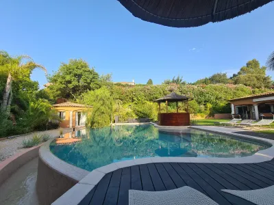 Tropical garden with full outdoor kitchen, leisure bungalow