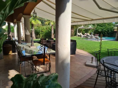 Tropical garden with full outdoor kitchen, leisure bungalow