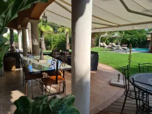 Tropical garden with full outdoor kitchen, leisure bungalow