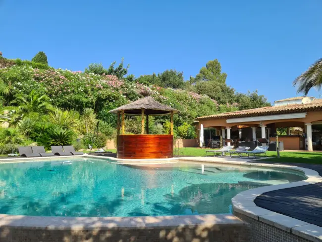 Tropical garden with full outdoor kitchen, leisure bungalow