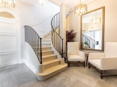 Bright spaces and exceptional grounds at the manor house