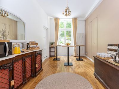 Bright spaces and exceptional grounds at the manor house