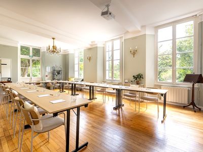 Bright spaces and exceptional grounds at the manor house