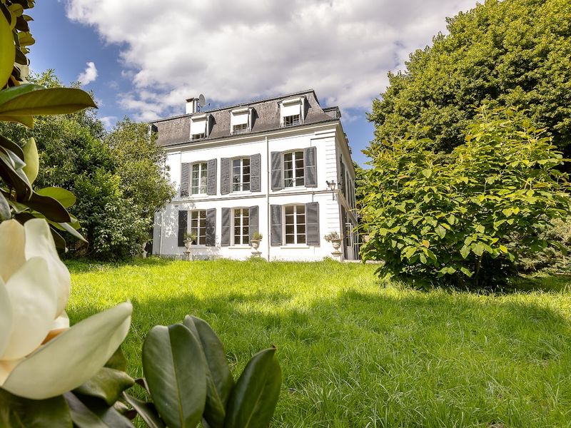 Bright spaces and exceptional grounds at the manor house