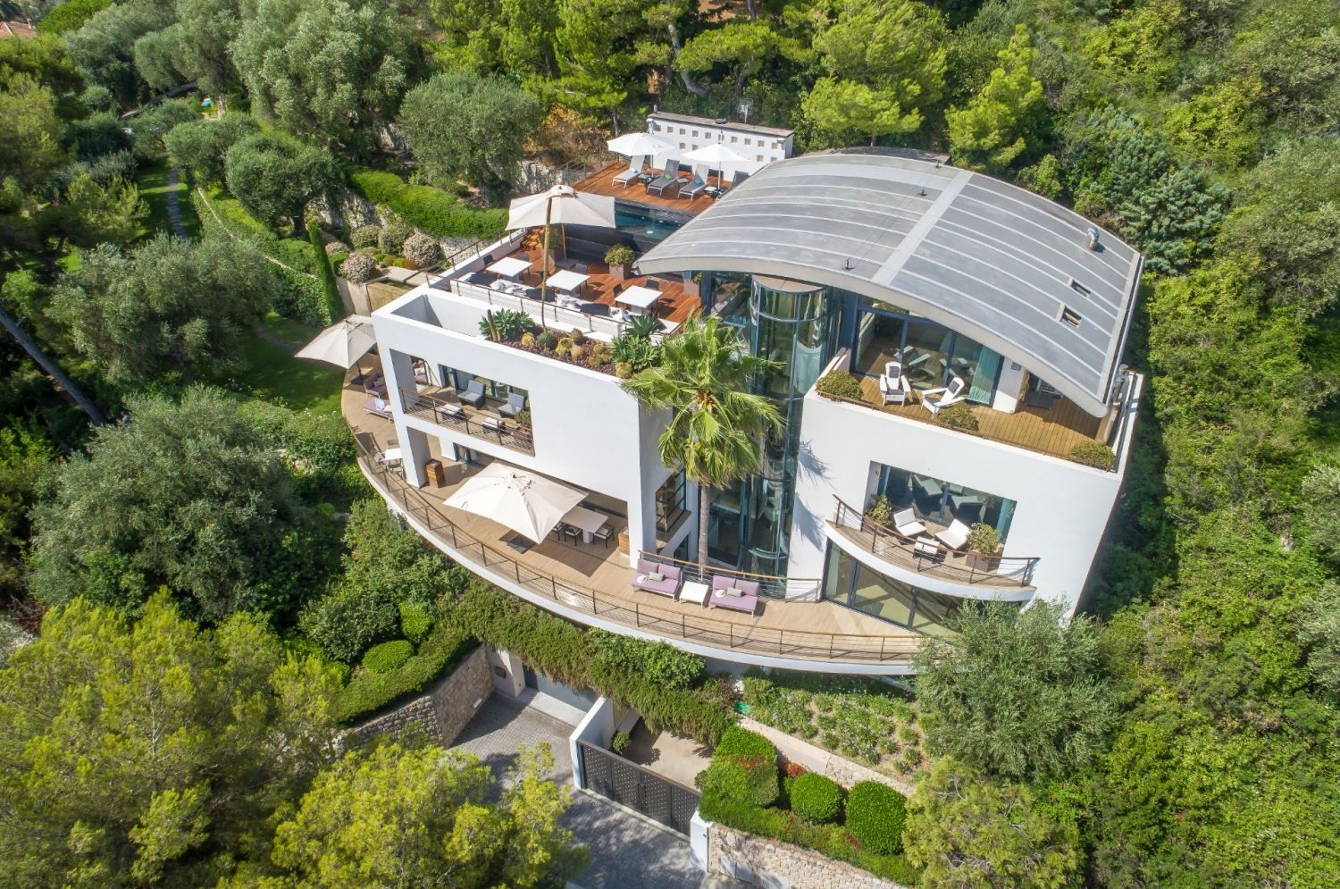 Luxurious Contemporary Villa with Panoramic Sea Views