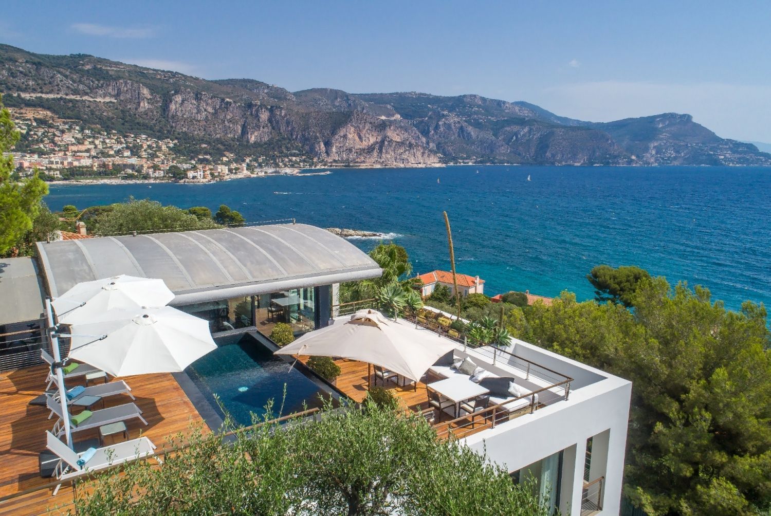 Luxurious Contemporary Villa with Panoramic Sea Views