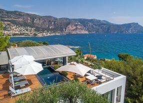 Luxurious Contemporary Villa with Panoramic Sea Views